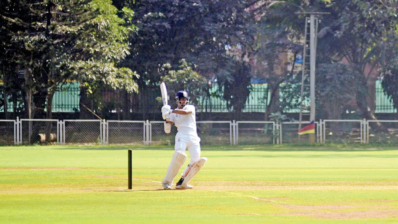 બીકેસીમાં ગઈ કાલે યશસ્વીએ ૧૬૨ બનાવ્યા હતા. તસવીર અતુલ કાંબળે