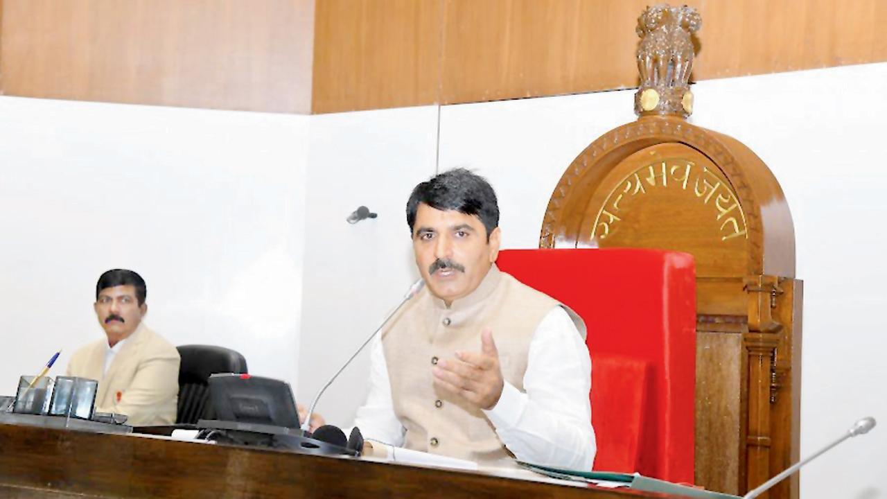 ગુજરાત વિધાનસભાના અધ્યક્ષ તરીકે નિમાયેલા શંકર ચૌધરીએ ગૃહમાં તેમની કામગીરી સંભાળી હતી.