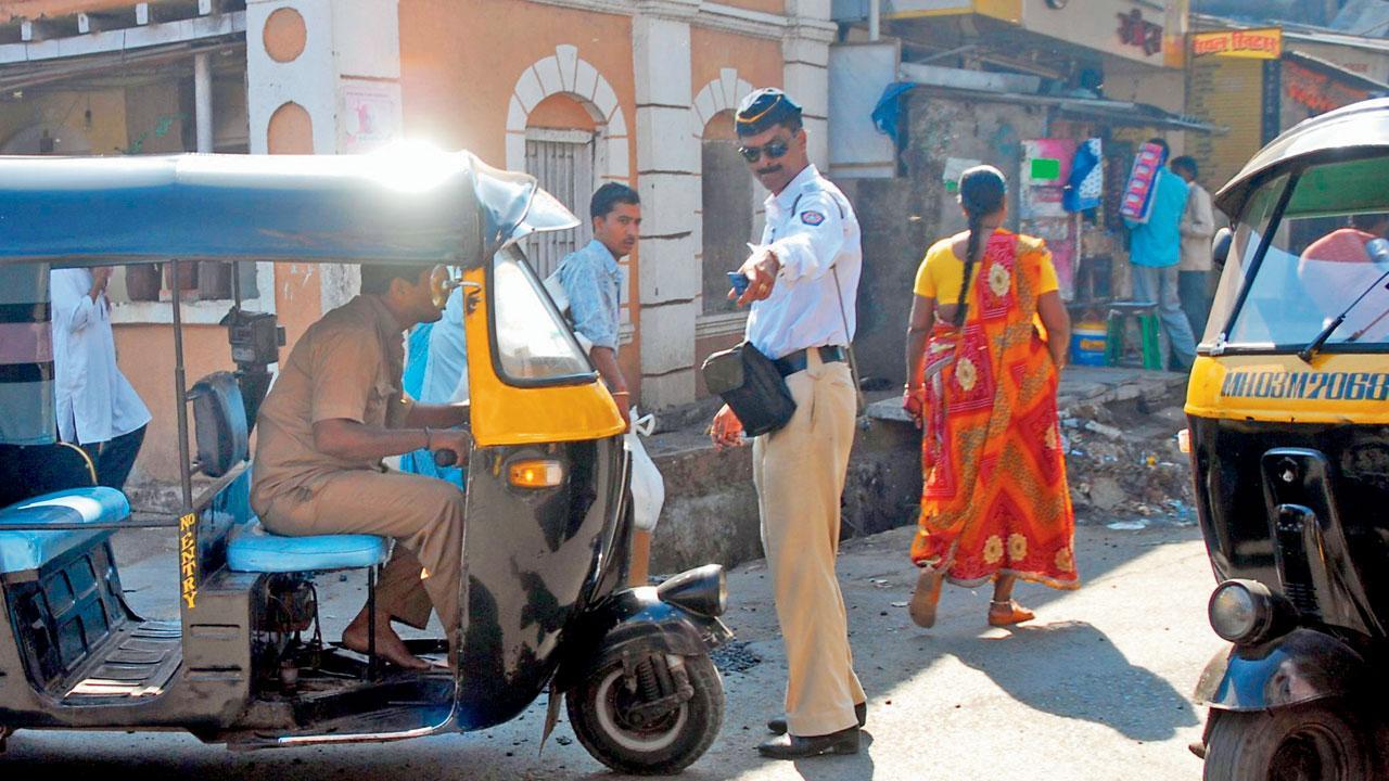 થાણેમાં પતિએ ચાલુ રિક્ષામાંથી પત્નીને ફગાવી