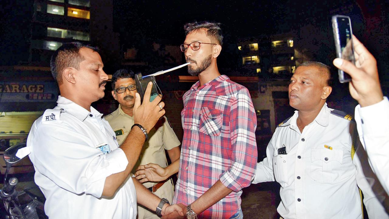 ૨૨ ડિસેમ્બરે ગોરેગામમાં ૩૦ વર્ષના યુસુફ અમજદને નશાની હાલતમાં ડ્રાઇવ કરતાં પકડ્યો હતો. (તસવીર : પ્રદીપ ધિવાર)