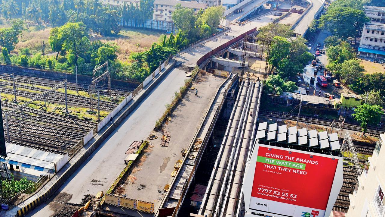 સુધરાઈએ ૭ નવેમ્બરથી અંધેરીનો ગોપાલકૃષ્ણ ગોખલે બ્રિજ લોકોની સુરક્ષાને ધ્યાનમાં રાખીને બંધ કરી દીધો છે. (તસવીર : નિમેશ દવે)