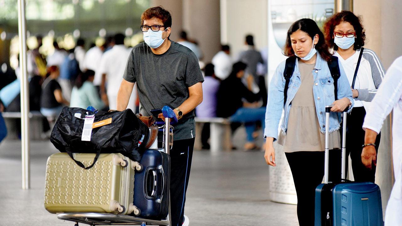 મુંબઈ ઇન્ટરનૅશનલ ઍરપોર્ટ પર ગઈ કાલે વિદેશથી આ‍વેલા પ્રવાસીઓ. તસવીર: સમીર માર્કન્ડે