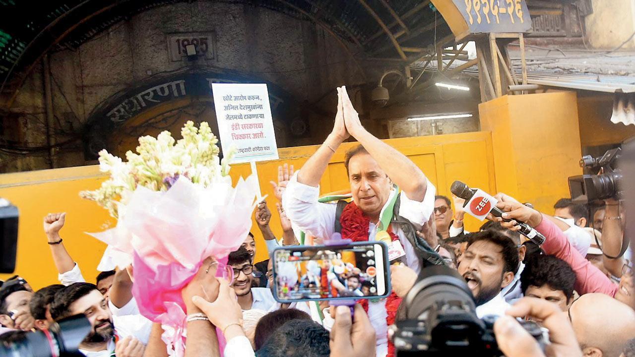 મહારાષ્ટ્રના ભૂતપૂર્વ ગૃહ પ્રધાન ગઈ કાલે જામીન પર જેલમાંથી છૂટ્યા ત્યારે તેમનું ભવ્ય સ્વાગત કરાયું હતું.  સમીર માર્કન્ડે