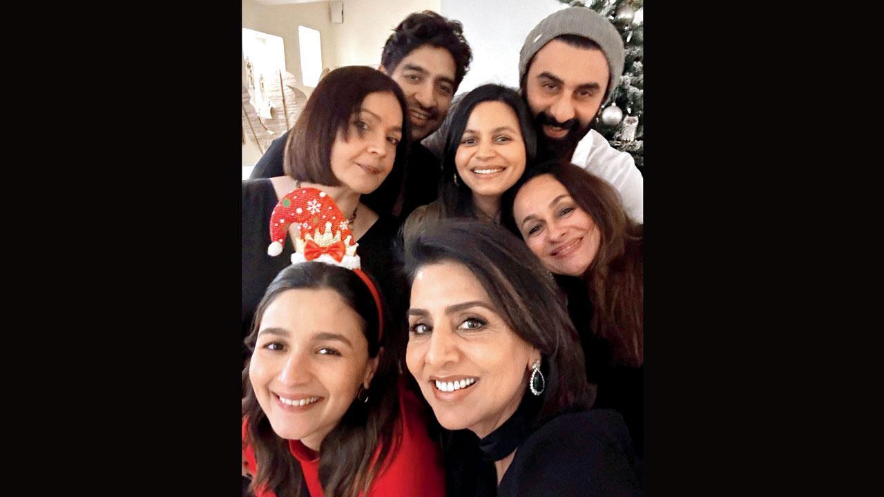 રણબીર કપૂર અને આલિયા ભટ્ટે ક્રિસમસ સેલિબ્રેશન કર્યું હતું. તેમના આ સેલિબ્રેશનમાં નીતુ કપૂર, સોની રાઝદાન, ડિરેક્ટર આયાન મુખરજી, શાહીન ભટ્ટ અને પૂજા ભટ્ટ પણ હાજર હતાં. આ ફોટોને નીતુ કપૂરે ઇન્સ્ટાગ્રામ પર શૅર કર્યો છે.