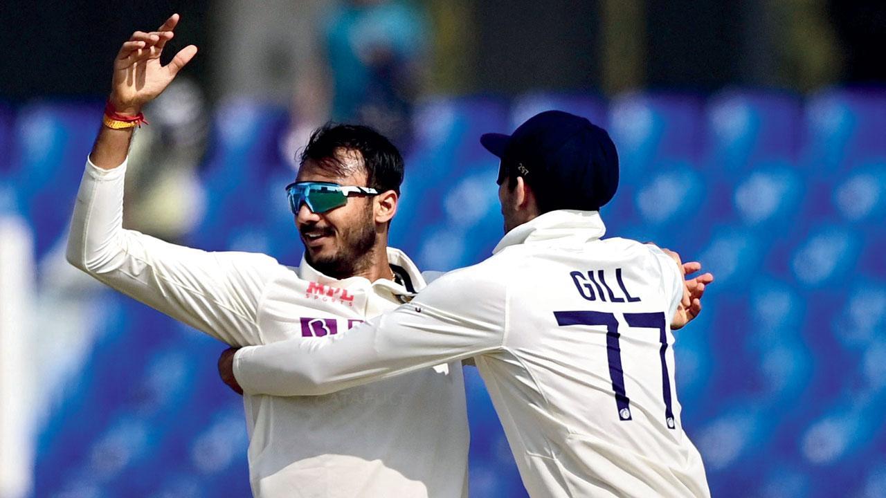 બંગલાદેશના બૅટરને આઉટ કર્યા બાદ શુભમન ગિલ સાથે અક્ષર પટેલ.