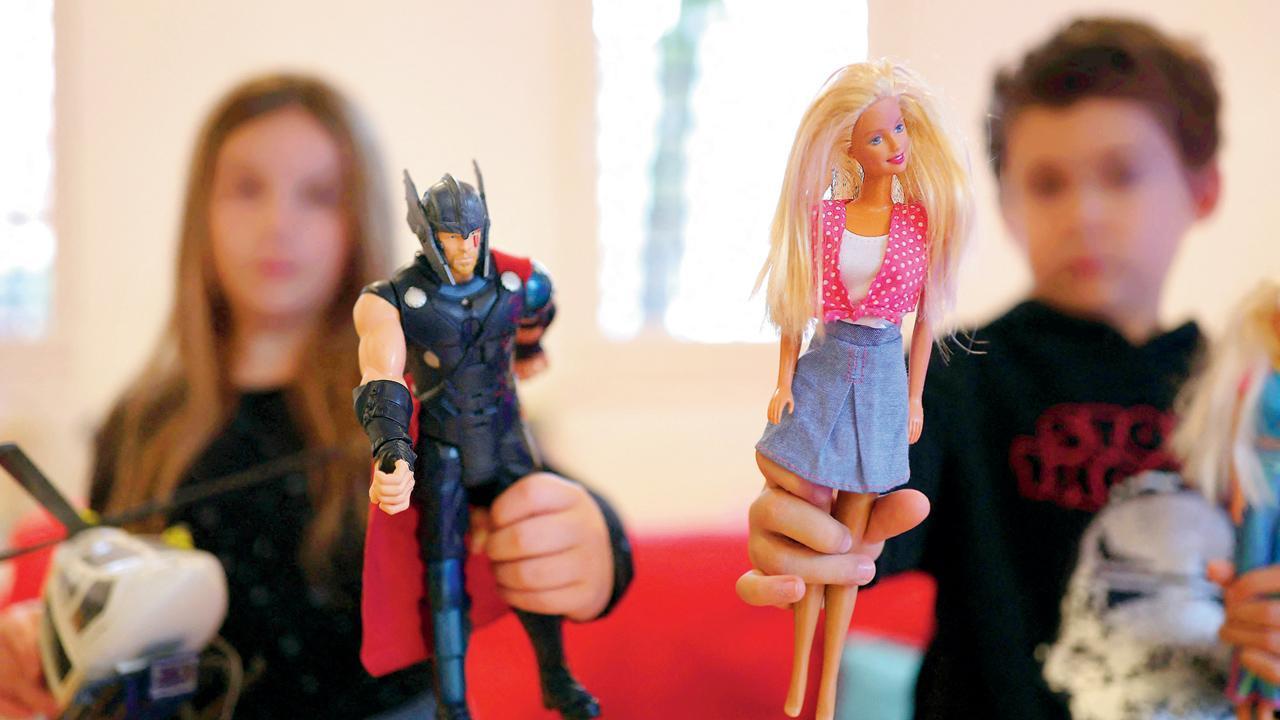 સ્પેનના મૅડ્રિડમાં નાનપણથી બાળકોમાં આવો ભેદભાવ ન પડે એ માટે દીકરીઓને એક ઍક્શન ફિગર અને દીકરાના હાથમાં બાર્બી ડૉલ સાથે રમવાનું કહેવામાં આવ્યું હતું. 