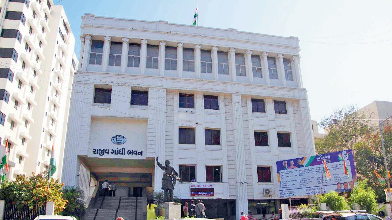 ગુજરાત વિધાનસભાની ચૂંટણીમાં કારમી હાર બાદ અમદાવાદમાં આવેલા ગુજરાત પ્રદેશ કૉન્ગ્રેસના મુખ્ય કાર્યાલયમાં કાર્યકરોની અવરજવર પાંખી થઈ ગઈ હતી અને કાર્યાલય સૂમસામ બની ગયું હતું. (તસવીર : જનક પટેલ)