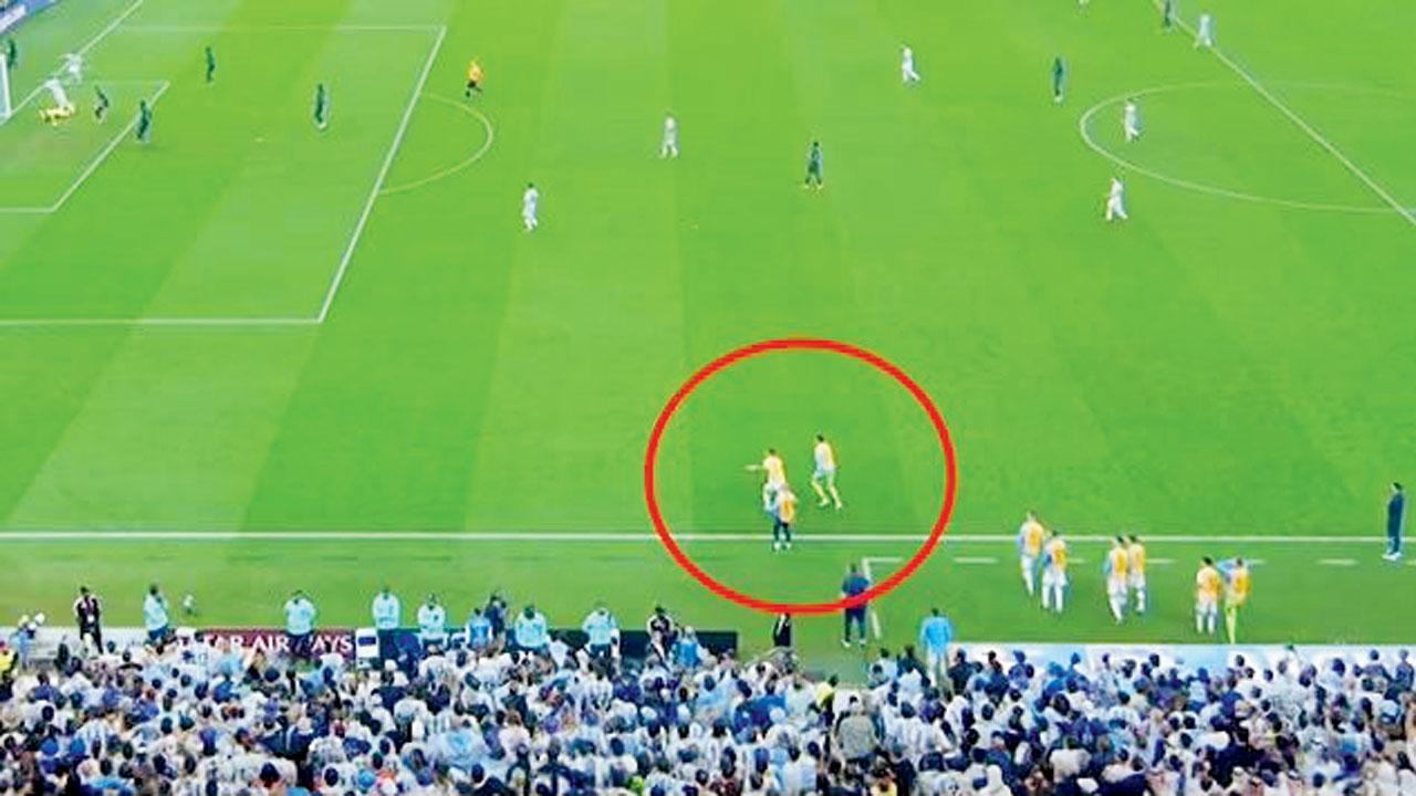 મેસીએ ગોલ કર્યો એ પહેલાં જ આર્જેન્ટિનાના બે સબસ્ટિટ્યુટ દોડી આવતાં વિવાદ થયો હતો. ઍમ્બપ્પે (જમણે)ના ગોલ વખતે પણ આવું બન્યું હોવાનું રેફરી કહે છે.