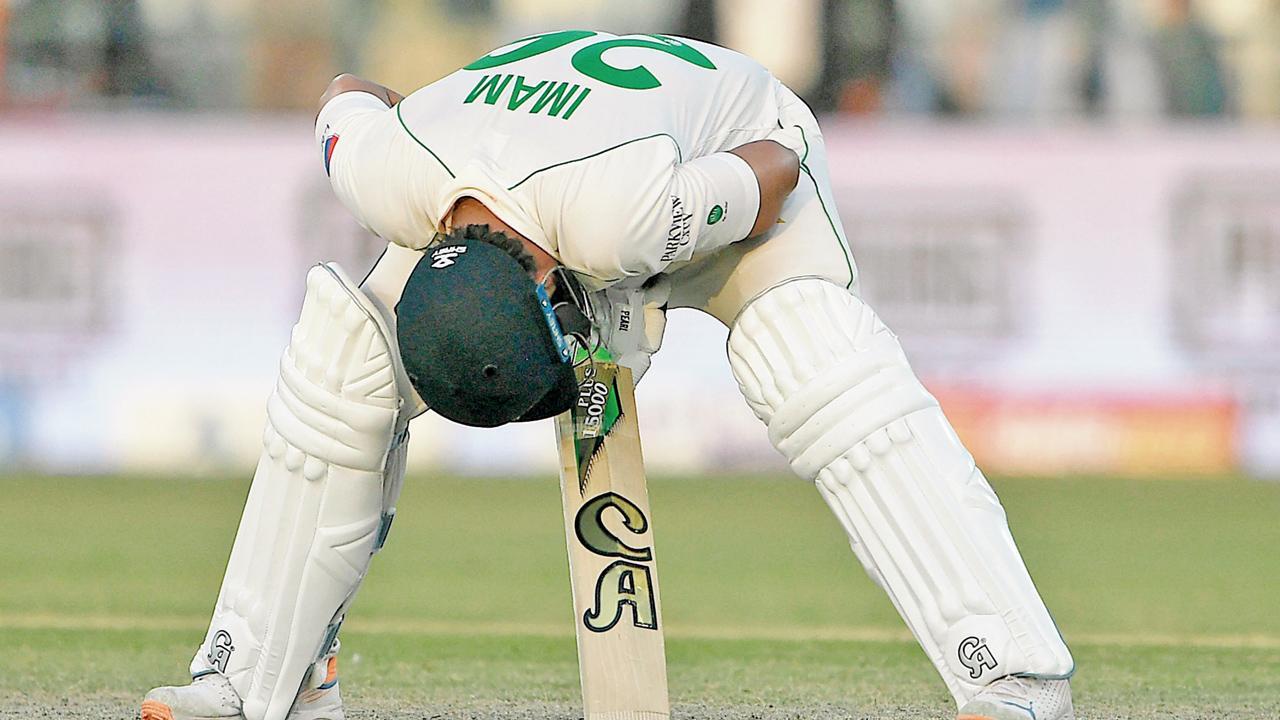 ઇન્ઝમામનો ભત્રીજો ઇમામ-ઉલ-હક ગઈ કાલે મુલતાનમાં ૬૦ રન બનાવીને સ્પિનર જૅક લીચના બૉલમાં સ્લિપમાં રૂટના હાથે કૅચઆઉટ થતાં હતાશ થયો હતો. તસવીર એ.એફ.પી.