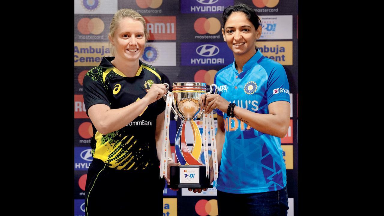 મુંબઈમાં ગઈ કાલે ટી૨૦ સિરીઝની ટ્રોફી સાથે ભારતની મહિલા ટીમની કૅપ્ટન હરમનપ્રીત કૌર અને ઑસ્ટ્રેલિયાની સુકાની અલિસા હિલી.