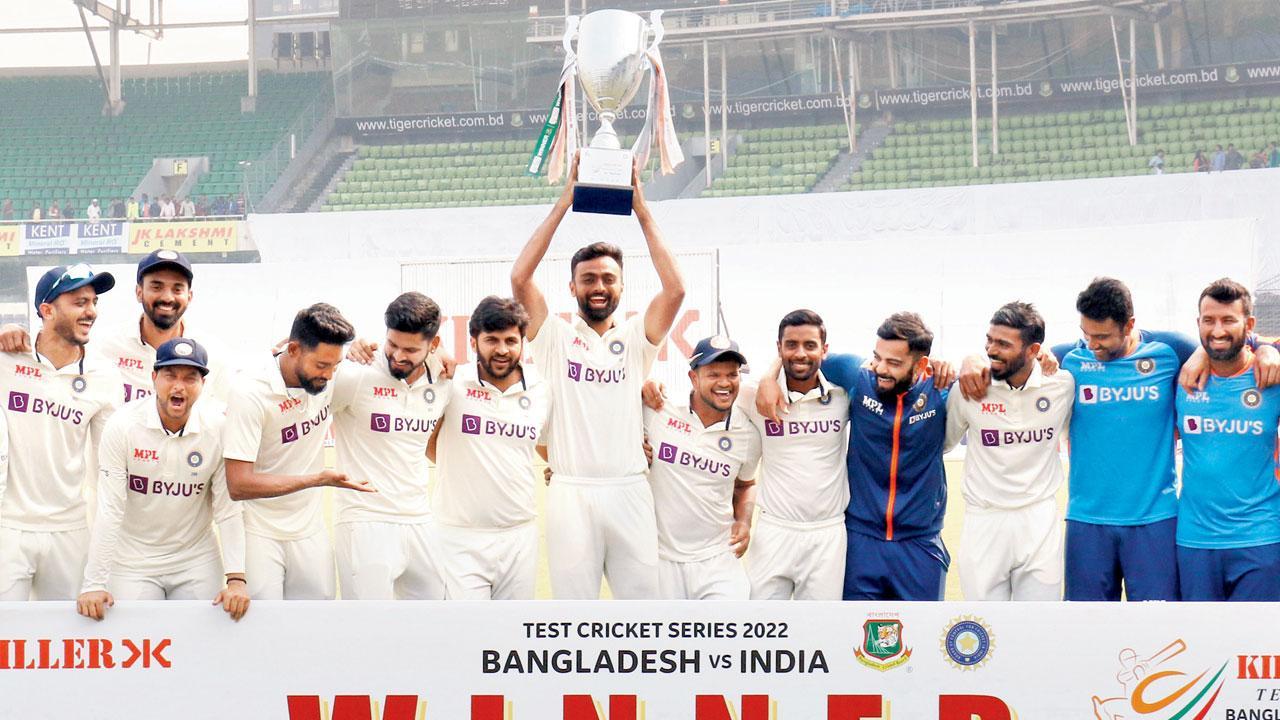 ગઈ કાલની જીતના સૂત્રધાર અશ્વિનને હેડ-કોચ દ્રવિડ પાસેથી અને શ્રેયસને બૅટિંગ-કોચ વિક્રમ રાઠોર પાસેથી ખૂબ શાબાશી મળી હતી (ઉપર). પછીથી ભારતીય ખેલાડીઓને ટ્રોફી સોંપાઈ ત્યારે વચ્ચે જયદેવ ઉનડકટને ઊભા રહીને ટ્રોફી લિફ્ટ કરવાનું ગૌરવ અપાયું હતું. તસવીર એ.પી./એ.એફ.પી.