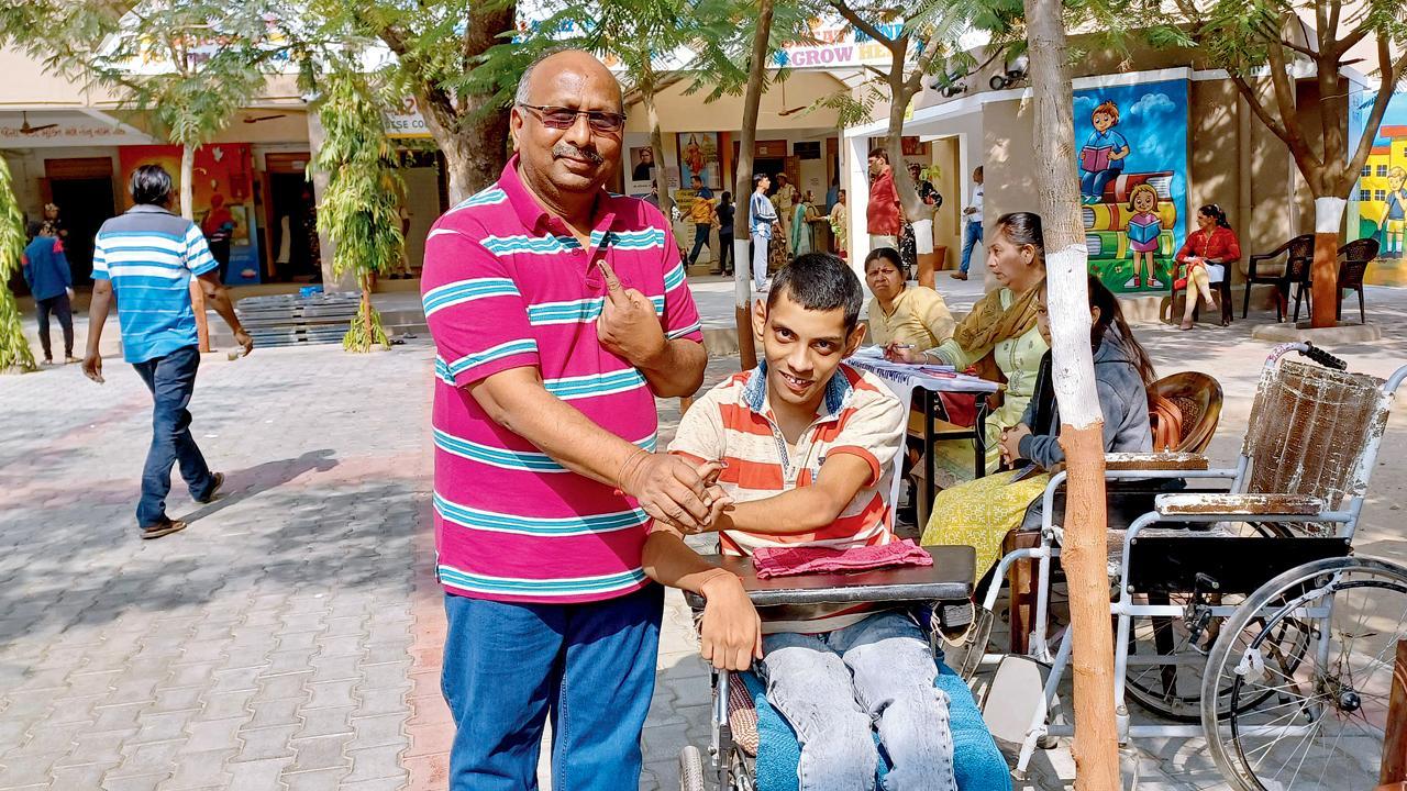 અમદાવાદમાં ઘાટલોડિયા વિસ્તારમાં મતદાનમથકમાં વોટિંગ કરીને બહાર આવેલા જય ગાંગડિયા અને મહેશ ગાંગડિયા