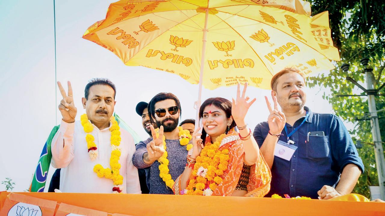 રીવાબાના વિજય સરઘસમાં રવીન્દ્ર જાડેજા તેમની પાછળ ઊભો હતો