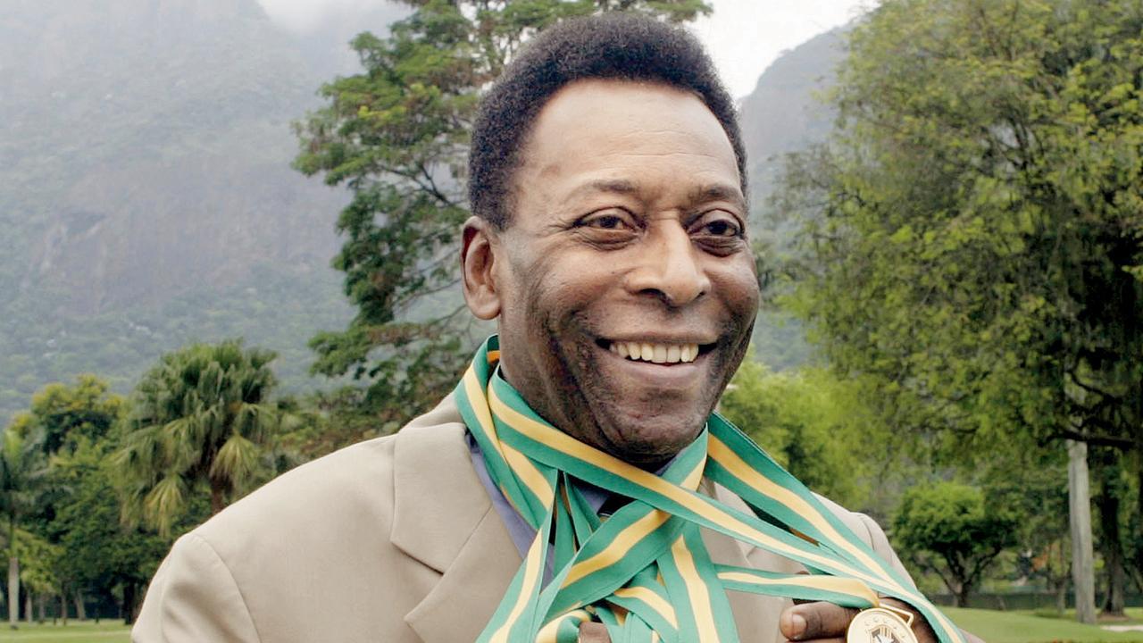 પેલે ત્રણ વર્લ્ડ કપમાં ચૅમ્પિયન બનનાર વિશ્વના એકમાત્ર ફુટબોલર હતા. તેમણે બ્રાઝિલને બીજી ઘણી સ્પર્ધાઓમાં ગોલ્ડ મેડલ અપાવ્યા હતા.