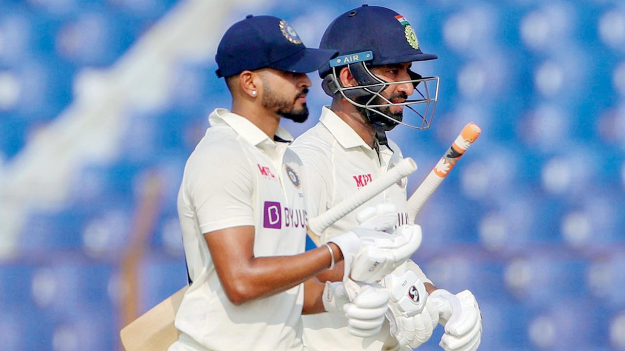 ચેતેશ્વર પુજારા ૯૦ રન કરીને આઉટ થયો હતો. શ્રેયસ ૮૨ રને નૉટઆઉટ હતો.