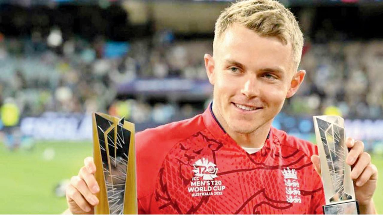 ઇંગ્લૅન્ડનો ૨૪ વર્ષનો ઑલરાઉન્ડર સૅમ કરૅન દોઢ મહિના પહેલાં ટી૨૦ વર્લ્ડ કપમાં મૅન ઑફ ધ ફાઇનલ અને મૅન ઑફ ધ ટુર્નામેન્ટનો અવૉર્ડ જીત્યો હતો. આજે આઇપીએલની ઘણી ટીમો તેને ખરીદવા માટે રેસ લગાવશે.