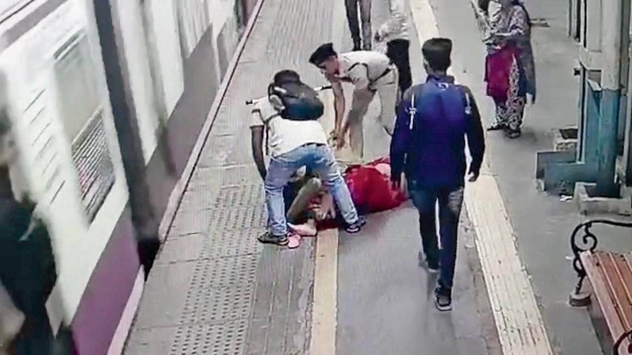વસઈમાં આરપીએફના જવાન અને પ્રવાસીએ બે મહિલાનો જીવ બચાવ્યો