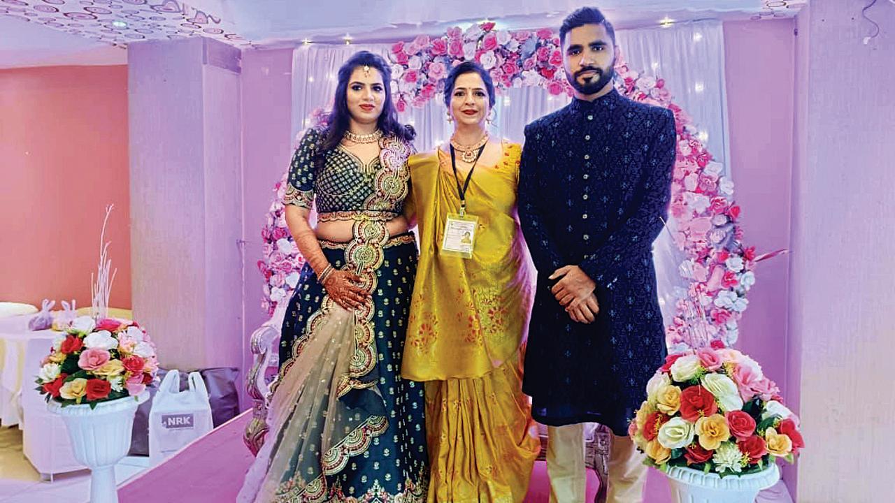 વડોદરામાં એમ. એસ. યુનિવર્સિટીની ફૅકલ્ટી ઑફ ટેક્નૉલૉજીમાં મદદનીશ પ્રાધ્યાપિકા તરીકે ફરજ બજાવતાં નિમિષા પાઠક તેમની દીકરી અને જમાઈ સાથે સગાઈ પ્રસંગમાં.