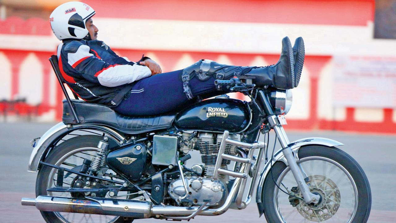 બીએસએફના બહાદુર સ્ટન્ટ બાઇકર્સે બે વર્લ્ડ રેકૉર્ડ રચ્યા