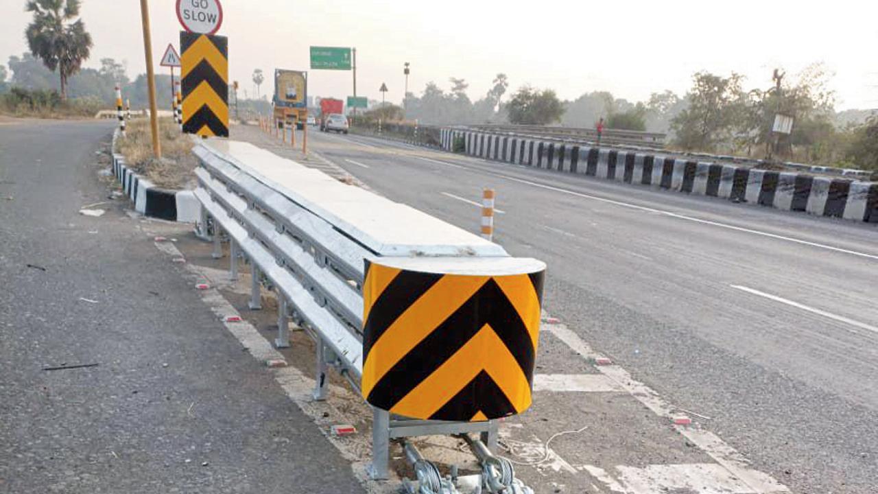 મુંબઈ-અમદાવાદ હાઇવે પર સૂર્યા નદીના પુલ પર ડિવાઇડર પાસે ક્રૅશ અટેન્યુએટર લગાડવામાં આવ્યું છે