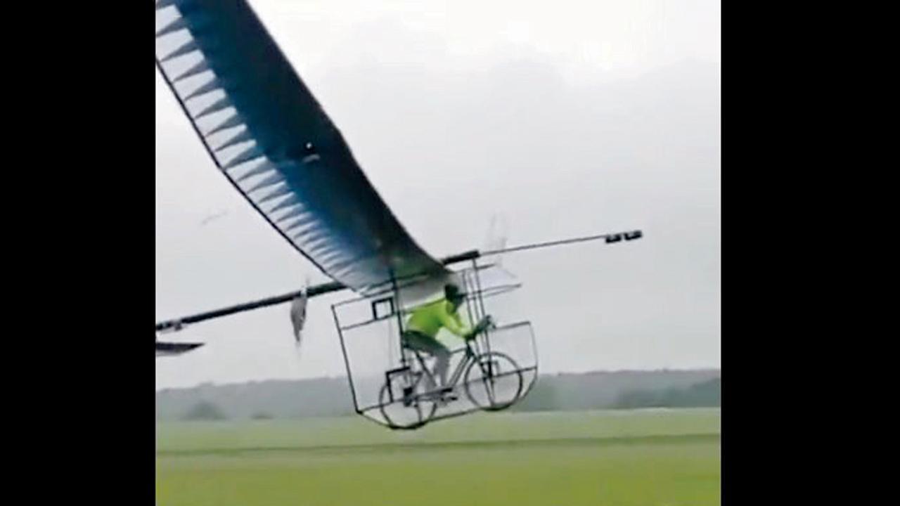 ‘ઊડતી સાઇકલ’ પર કામ કરી રહેલા ગ્રુપનો વિડિયો સોશ્યલ મીડિયા પર વાઇરલ