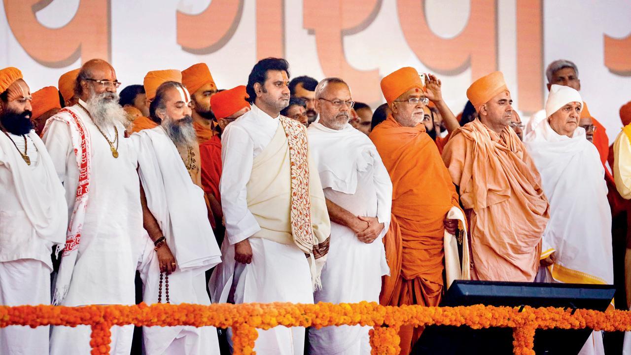 ગાંધીનગરમાં યોજાયેલી શપથવિધિમાં ૨૦૦ જેટલા સાધુસંતોએ હાજર રહીને ગુજરાતના સીએમ ભૂપેન્દ્ર પટેલને આશીર્વાદ આપ્યા હતા.