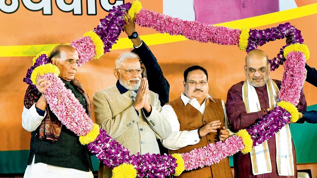 નવી દિલ્હીમાં બીજેપીના હેડક્વૉર્ટરમાં ગઈ કાલે ગુજરાતમાં મળેલા વિજયની ઉજવણી દરમ્યાન વડા પ્રધાન નરેન્દ્ર મોદી, સંરક્ષણપ્રધાન રાજનાથ સિંહ, ગૃહપ્રધાન અમિત શાહ અને બીજેપીના રાષ્ટ્રીય અધ્યક્ષ જેપી નડ્ડા.