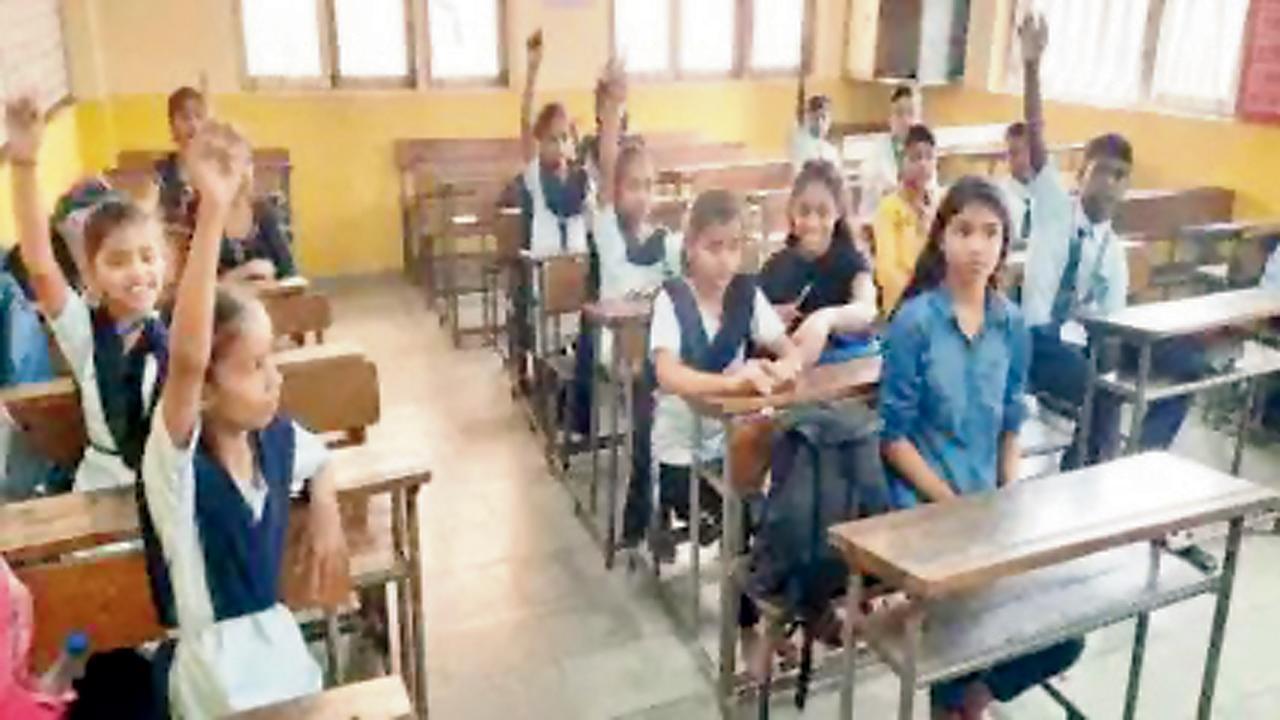મીરા-ભાઈંદર સુધરાઈની સ્કૂલમાં એક જ રૂમમાં સાત ક્લાસ ચલાવવામાં આવે છે.
