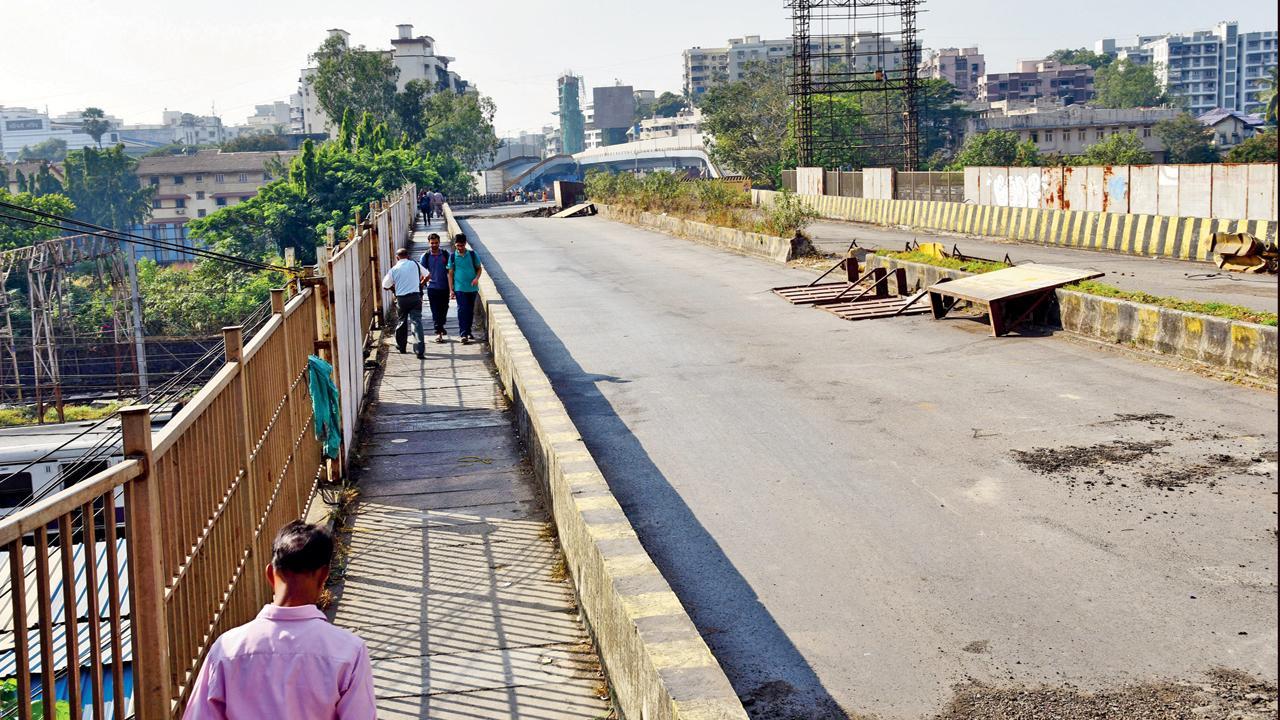 અંધેરીનો ગોખલે બ્રિજ સપ્ટેમ્બરમાં હાથ ધરાયેલી તપાસમાં અસલામત જાહેર કરાયો હતો. સાતમી નવેમ્બરે બ્રિજ બંધ કરી દેવાયો હતો (તસવીર : નિમેશ દવે)