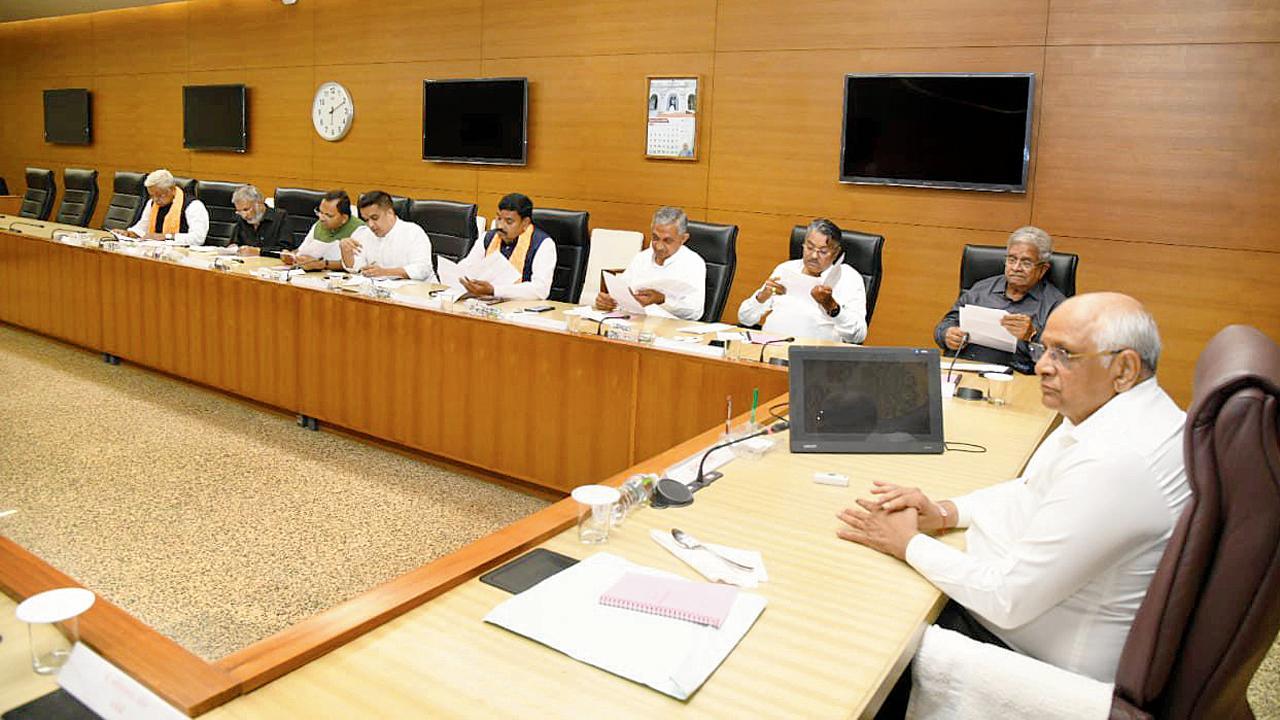 ગઈ કાલે સાંજે પ્રધાનમંડળની પહેલી બેઠકને સંબોધી રહેલા સીએમ ભૂપેન્દ્ર પટેલ