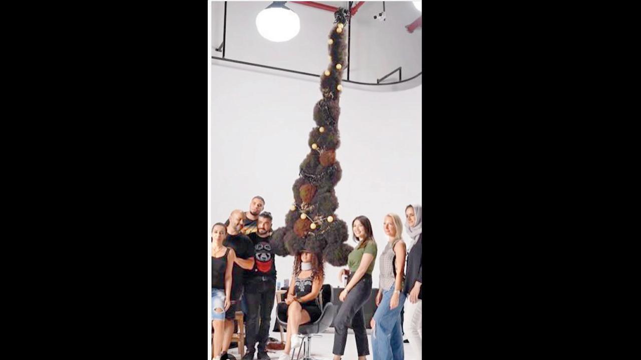 હિસ્વાનીએ આ વર્ષે ૧૬ સપ્ટેમ્બરે દુબઈમાં એક યુવતીને ૯ ફુટ ૬.૫ ઇંચ ઊંચાઈવાળી ક્રિસમસ ટ્રીના આકારની હેરસ્ટાઇલ કરી આપી હતી