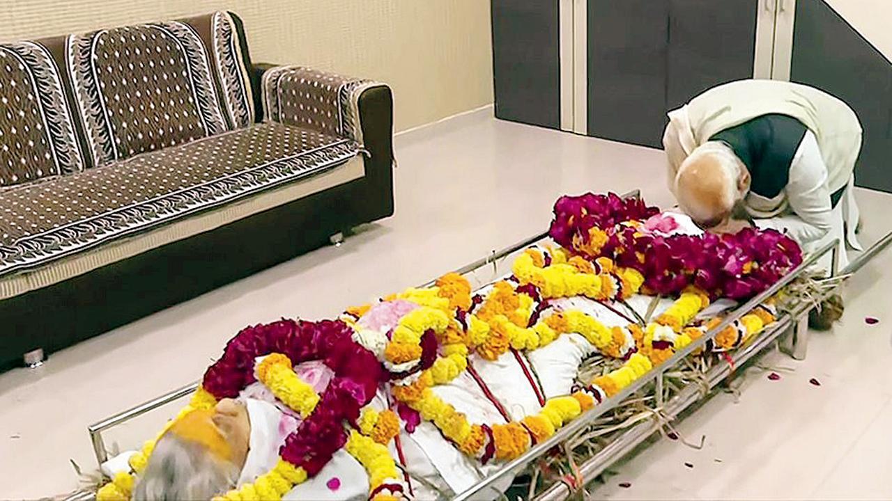 ગાંધીનગરમાં ગઈ કાલે માતાના પાર્થિવ દેહને પ્રણામ કરતા નરેન્દ્ર મોદી