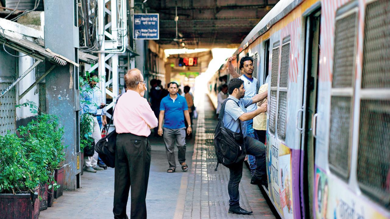 લેડીઝની જેમ વડીલોનો પણ અલગ ડબ્બો હોવો જ જોઈએ