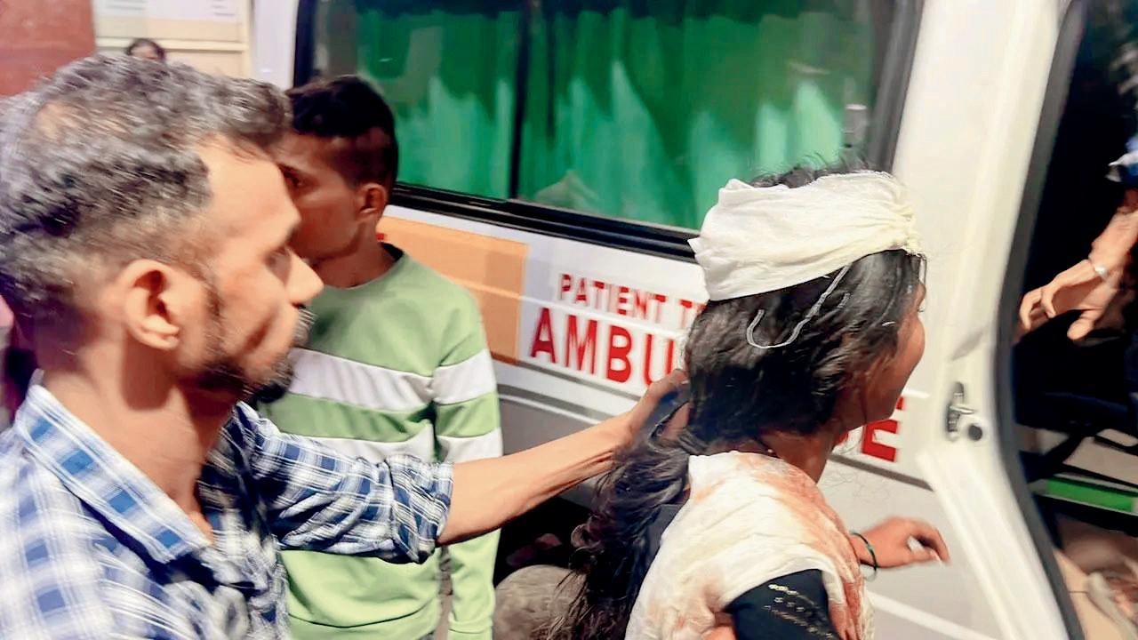 માથામાં ગંભીર ઈજા પામેલી મહિલા તેના પતિ સાથે વિરારમાં (તસવીર : હનીફ પટેલ)