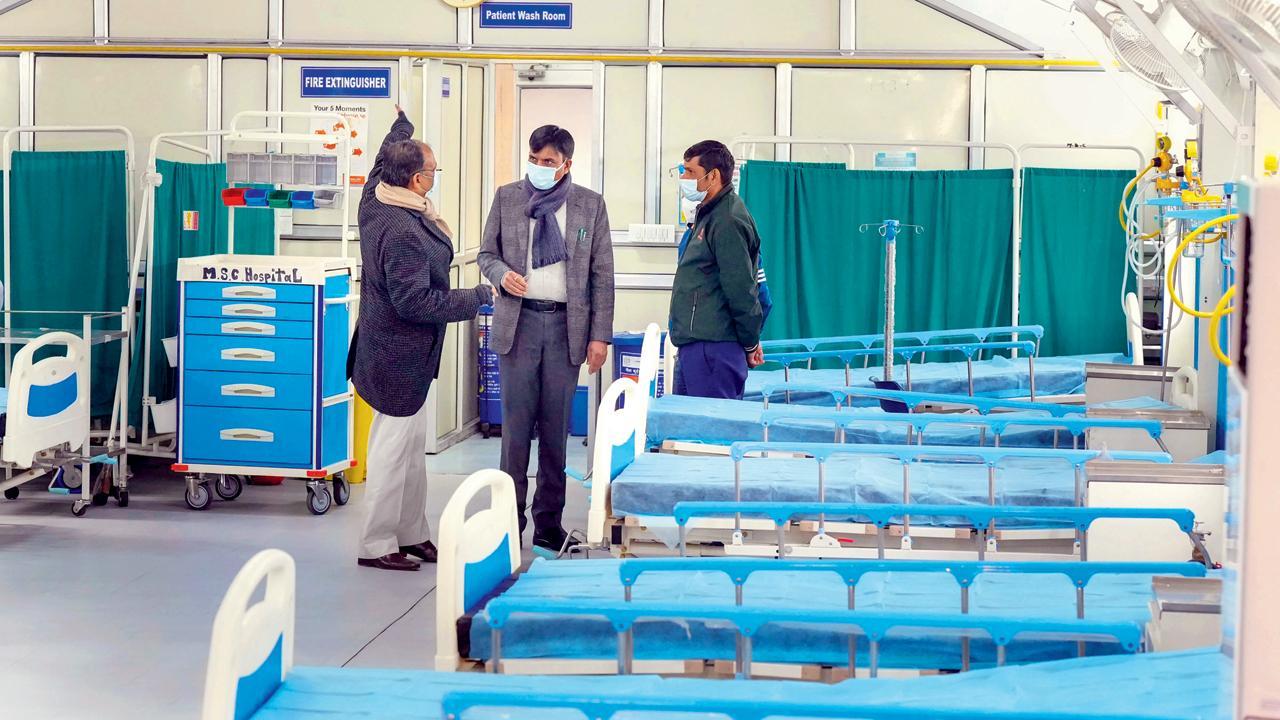 નવી દિલ્હીમાં ગઈ કાલે દેશવ્યાપી મૉક-ડ્રિલ દરમ્યાન સફદરજંગ હૉસ્પિટલના આઇસોલેશન વૉર્ડનું ઇન્સ્પેક્શન કરી રહેલા કેન્દ્રીય આરોગ્ય પ્રધાન મનસુખ માંડવિયા.