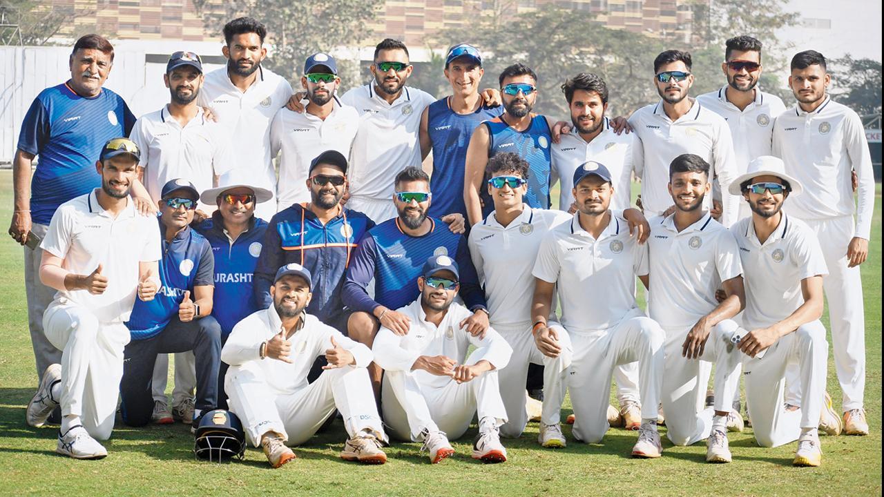 બીકેસીમાં ગઈ કાલે વિજેતા સૌરાષ્ટ્રની ટીમ (તસવીર : આશિષ રાજે)