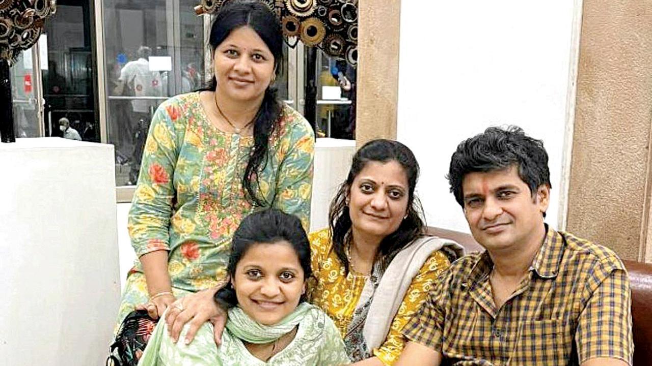 કમલકાંત શાહની તેમની બહેનો સાથેની ફાઇલ તસવીર