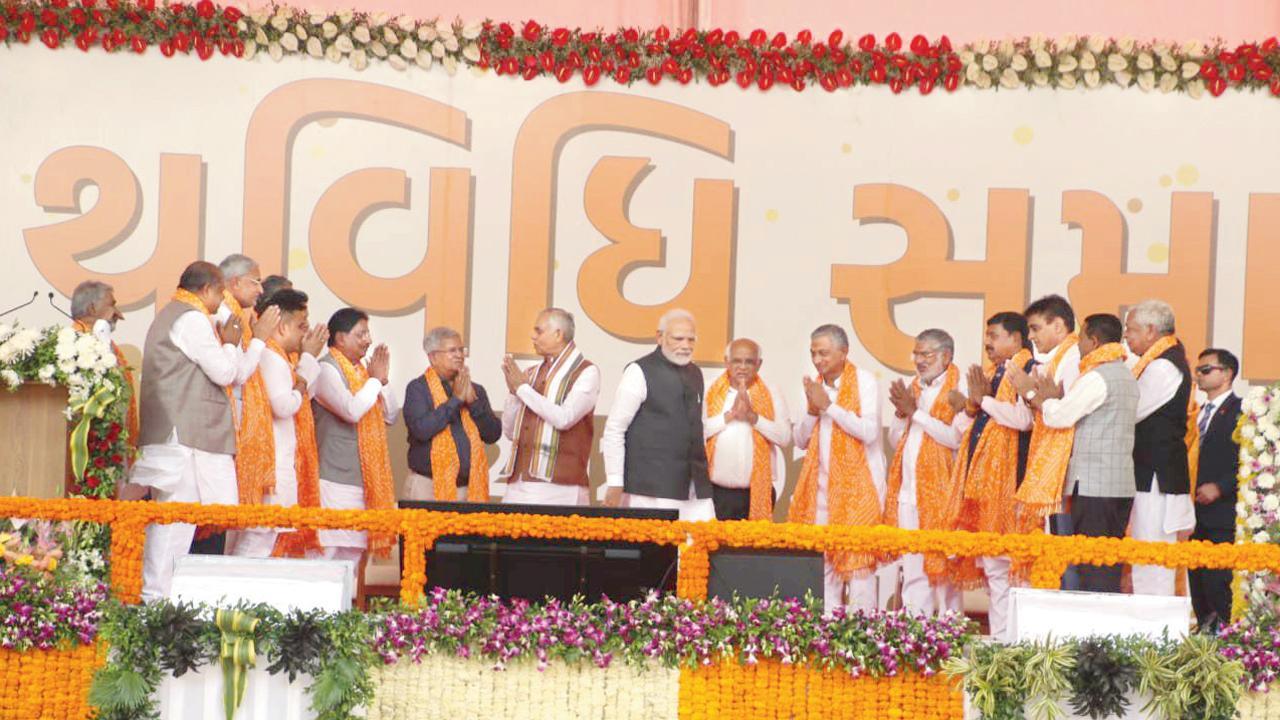 ગઈ કાલે ગાંધીનગરમાં શપથવિધિ બાદ તમામ મંત્રીઓ ચૂંટણીમાં ઐતિહાસિક વિજય અપાવવા બદલ વડા પ્રધાનનો આભાર માની રહ્યા હોય એવુું આ તસવીર પરથી લાગે છે.