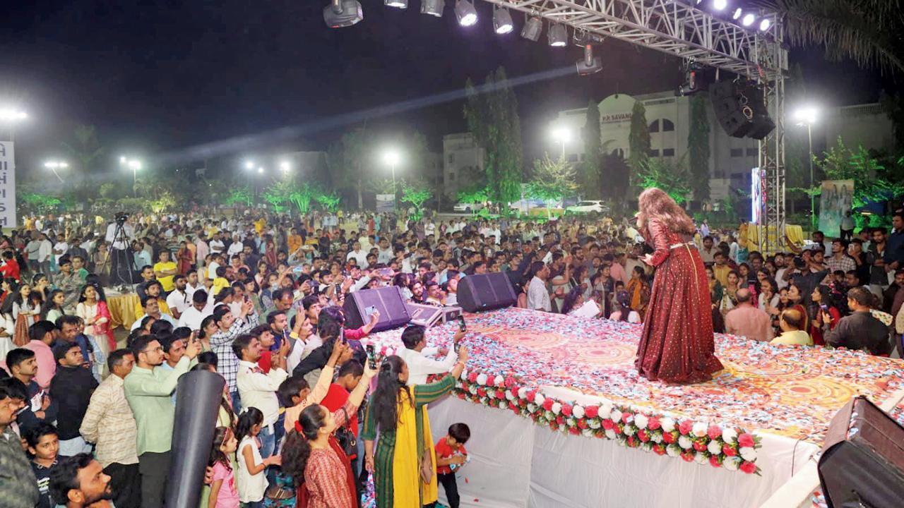 સુરતમાં યોજાનારા પિતા વિનાની દીકરીઓના લગ્નોત્સવ પહેલાં સુરતમાં રવિવારે રાસ-ગરબા થયા હતા.