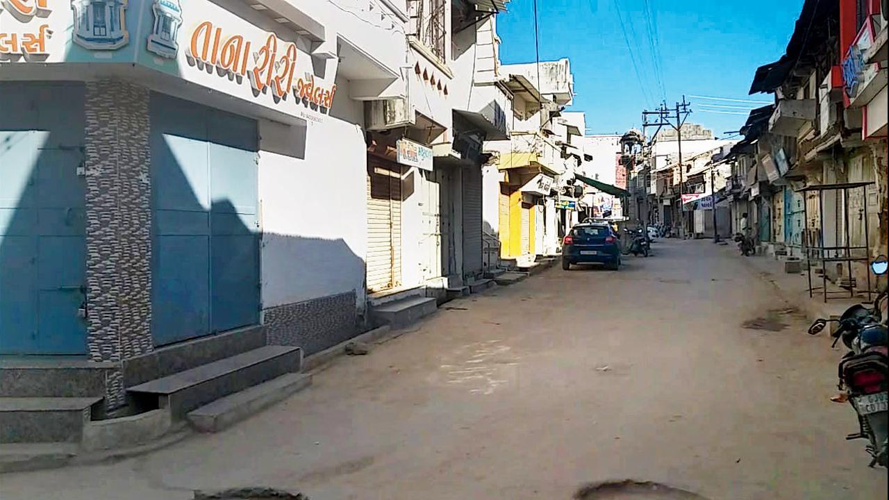 વડનગરની બજારોએ સ્વયંભૂ બંધ પાળીને હીરાબાને શ્રદ્ધાંજલિ અર્પી હતી