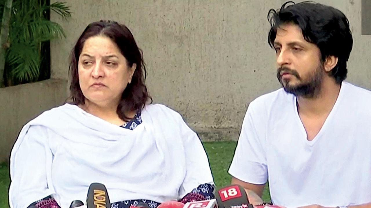 તુનિશાના એક ફ્રેન્ડ સાથે માતા વનિતા શર્મા