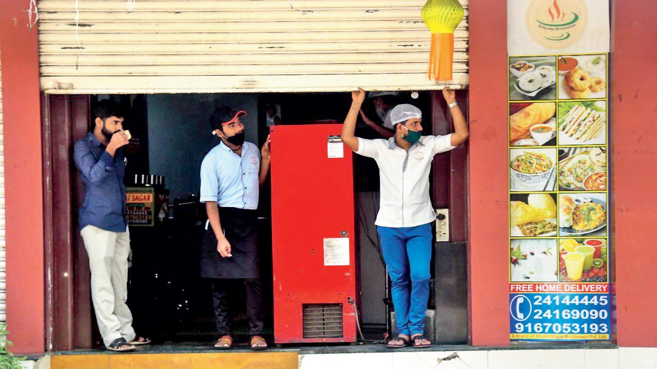 ગઈ કાલે યુથ કૉન્ગ્રેસ અને બીજેપીના કાર્યકરો દાદાસાહેબ ફાળકે રોડ પર આમનેસામને આવી જતાં પરિસ્થિતિ તંગ થઈ ગઈ હતી અને ધમાલ થવાના ડરે વેપારીઓએ શટર પાડી દીધાં હતાં