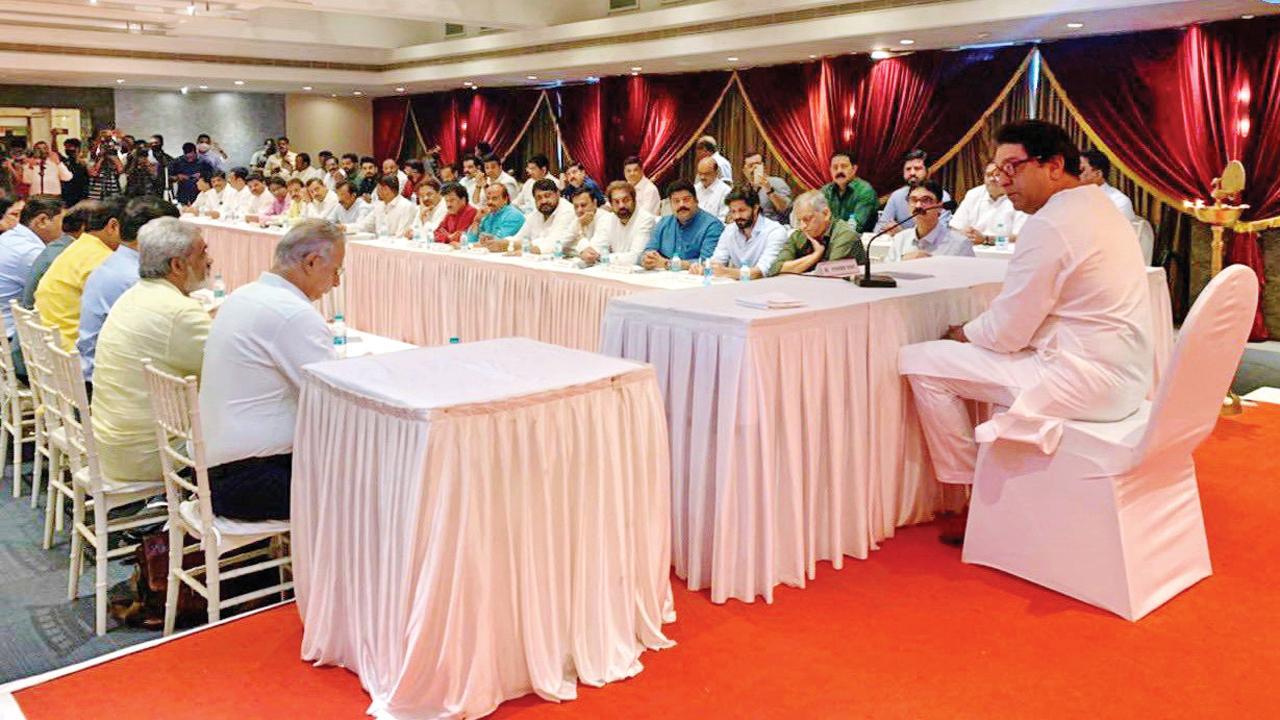 બાંદરામાં આવેલી એમઆઇજી ક્લબમાં એમએનએસના નેતાઓ સાથે રાજ ઠાકરે (તસવીર : એમએનએસ ટ્‌વિટર હૅન્ડલ@mnsadhikrut)