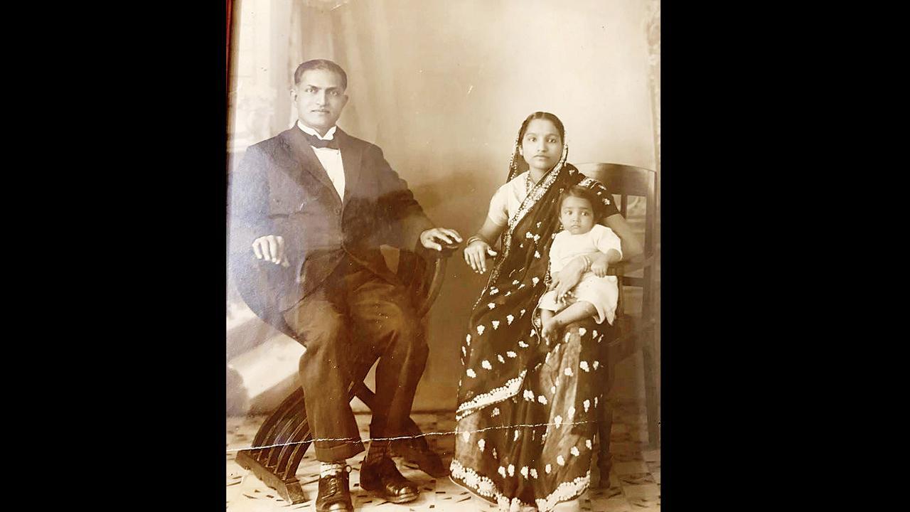 હમણાં ખાંખાખોળા કરતાં મને મારો અને આઈ-બાબાનો આ એક ફોટો મળ્યો, જેણે મને મારા એ દિવસોને યાદ કરાવી દીધા, જેની મીઠાશ આજે પણ મનમાંથી ઓસરી નથી. આ ફોટો વખતે હું એકાદ વર્ષની હોઈશ. 