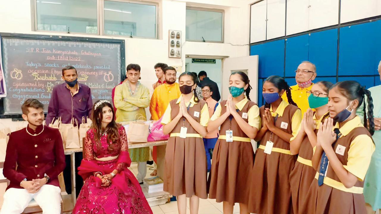 ઘાટકોપરની સ્કૂલની બાળકીઓએ નવયુગલ માટે પ્રાર્થના કરી હતી તેમ જ તેમને બેસ્ટ વિશિસ પણ આપ્યા હતા