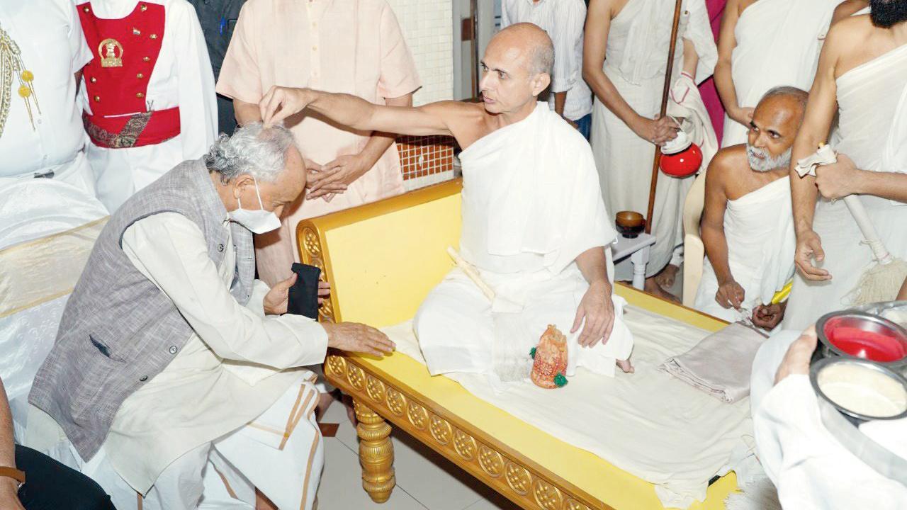 ગવર્નર ભગતસિંહ કોશ્યારીએ સાહેબજીની મુલાકાત લઈ તેમના અાશીર્વાદ લીધા હતા