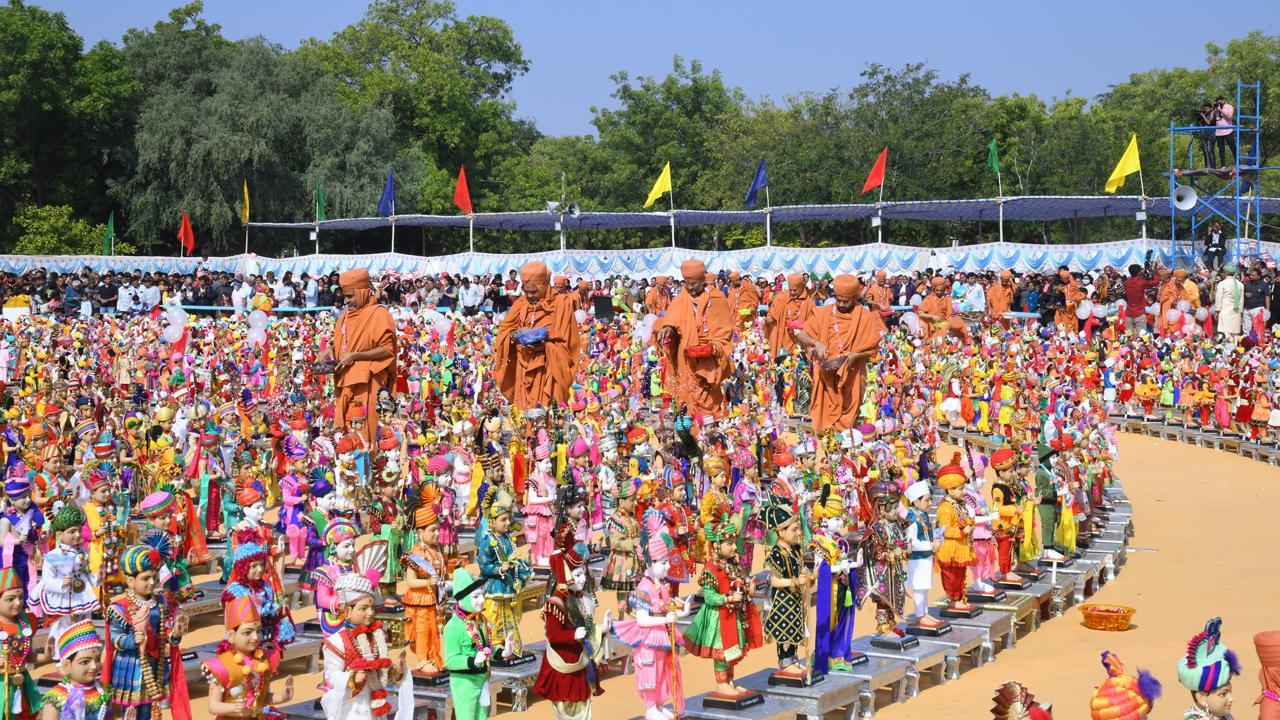 ભગવાનના ૭,૦૯૦ સ્વરુપની મુર્તિઓ સાથે સંતો