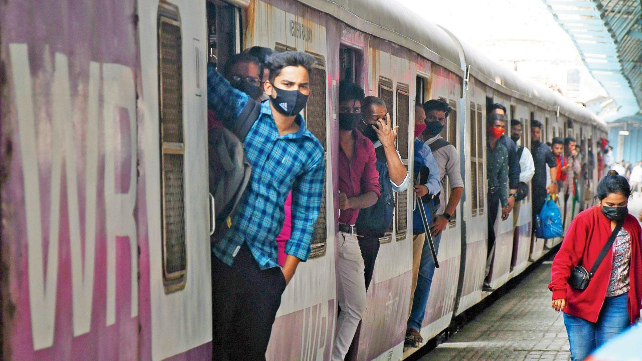 ટ્રેનનું લાઇવ લોકેશન ટ્રૅક કરવા માટે સેન્ટ્રલ રેલવેએ શરૂ કરી યાત્રી ઍપ