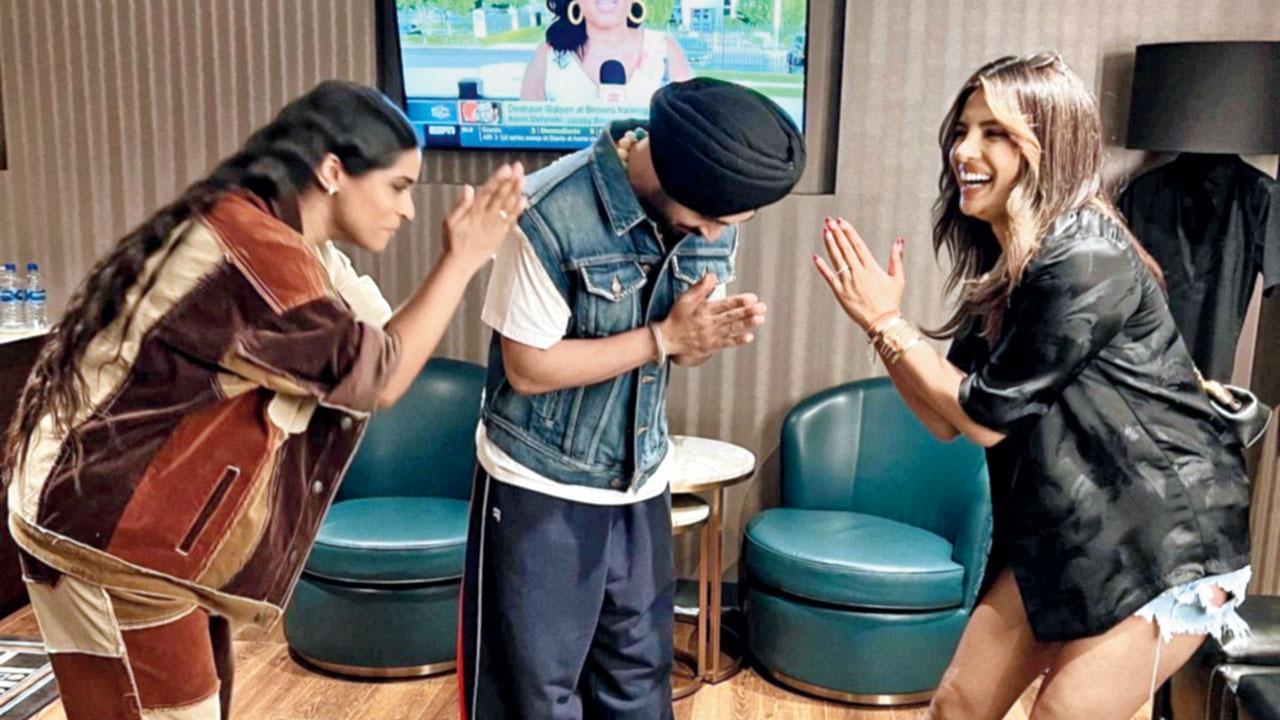 એકબીજાની આગળ નતમસ્તક થયા