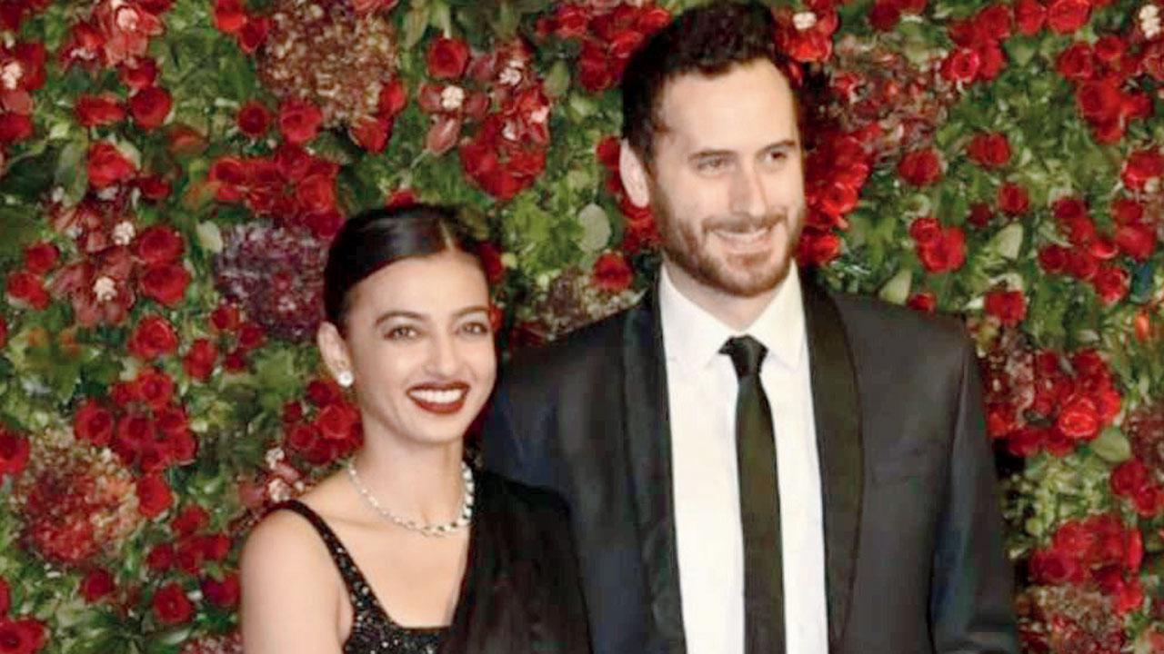 રાધિકા આપ્ટે પતિ સાથે